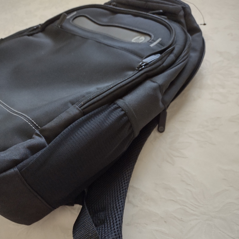 HP padded backpack laptop - Picture 7 of 7